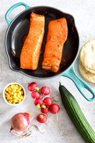 Pitabroodjes met pulled zalm en salsa-verdedip