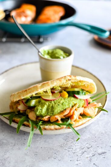 Pitabroodjes met pulled zalm en salsa-verdedip