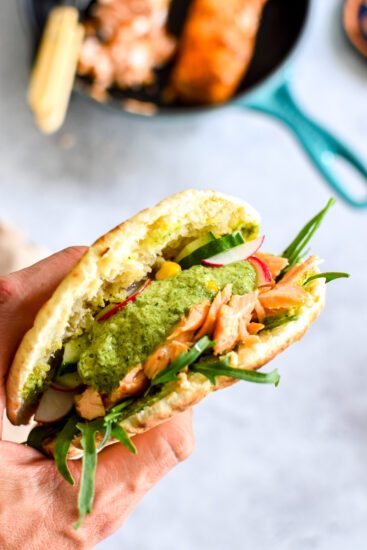 Pitabroodjes met pulled zalm en salsa-verdedip