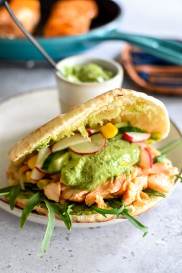 Pitabroodjes met pulled zalm en salsa-verdedip