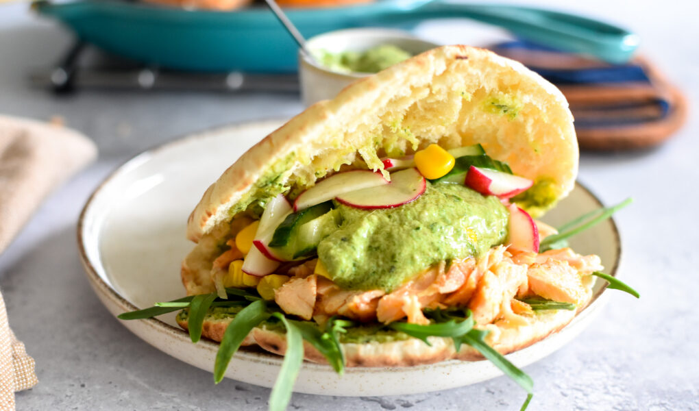 Pitabroodjes met pulled zalm en salsa-verdedip
