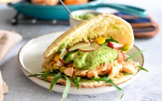 Pitabroodjes met pulled zalm en salsa-verdedip