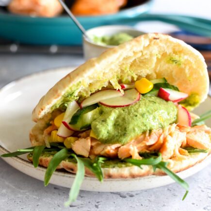 Pitabroodjes met pulled zalm en salsa-verdedip
