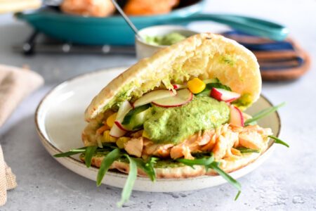 Pitabroodjes met pulled zalm en salsa-verdedip