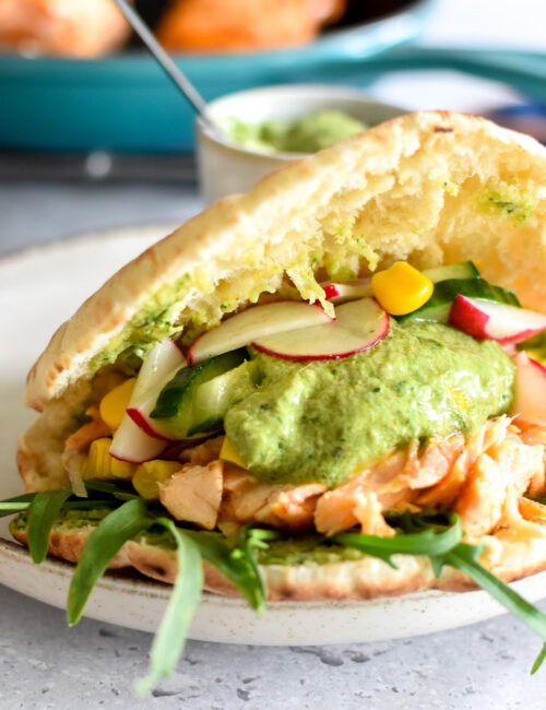 Pitabroodjes met pulled zalm en salsa-verdedip