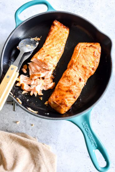 Pitabroodjes met pulled zalm en salsa-verdedip