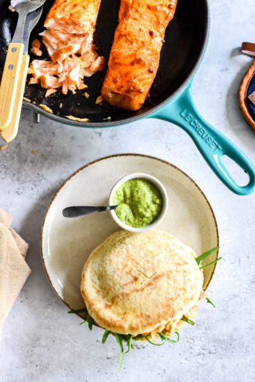 Pitabroodjes met pulled zalm en salsa-verdedip