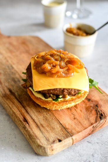 SchuppenBoer Grand Cru Burger met gekaramelliseerde uien en champignons