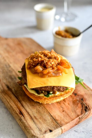 SchuppenBoer Grand Cru Burger met gekaramelliseerde uien en champignons