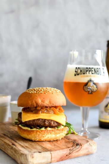SchuppenBoer Grand Cru Burger met gekaramelliseerde uien en champignons