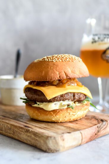 SchuppenBoer Grand Cru Burger met gekaramelliseerde uien en champignons