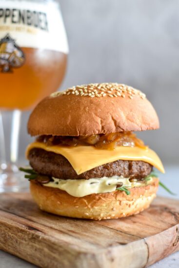 SchuppenBoer Grand Cru Burger met gekaramelliseerde uien en champignons