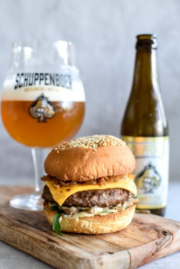 SchuppenBoer Grand Cru Burger met gekaramelliseerde uien en champignons