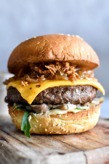 SchuppenBoer Grand Cru Burger met gekaramelliseerde uien en champignons