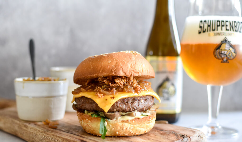 SchuppenBoer Grand Cru Burger met gekaramelliseerde uien en champignons