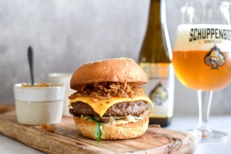 SchuppenBoer Grand Cru Burger met gekaramelliseerde uien en champignons